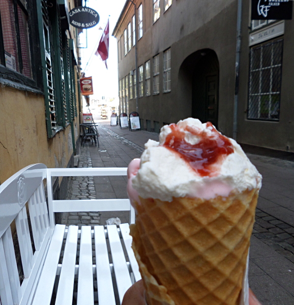 Eis mit Schlag und Marmelade in Brostrade Helsingor