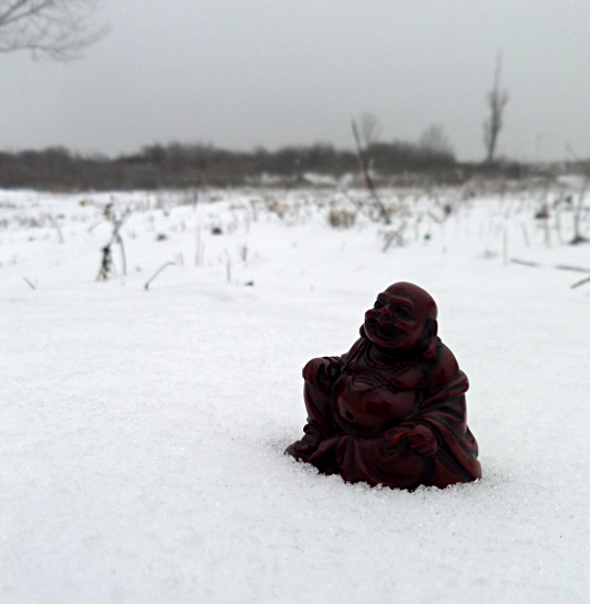Lachender Buddha im Schnee